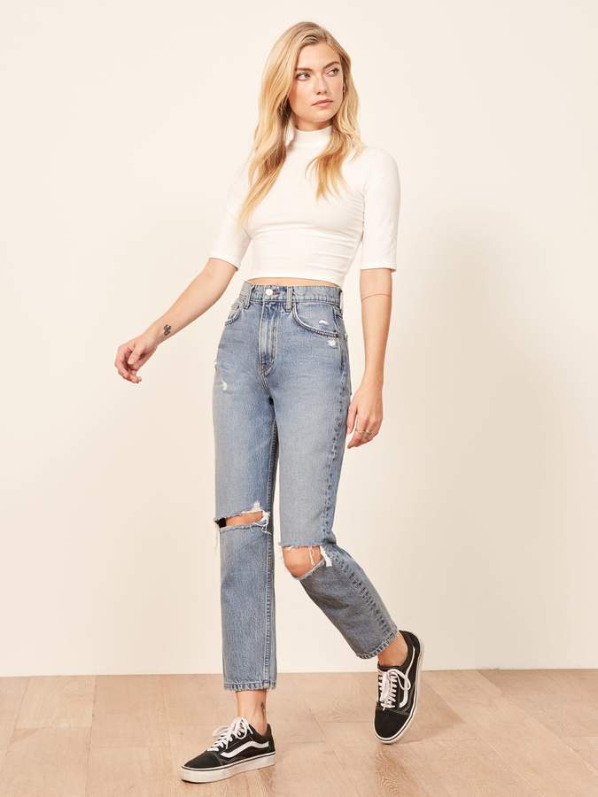 how to wear mom jeans with a crop top